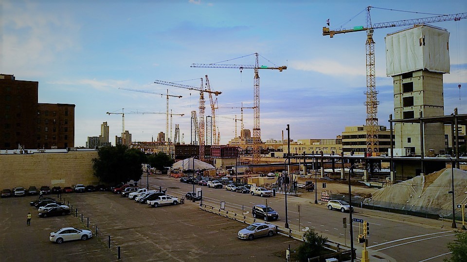 terrain en construction, des grues, chantier