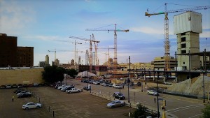 terrain en construction, des grues, chantier