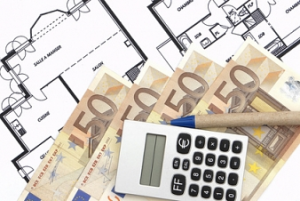 calculette, billets de 50 euros et plan d'architecte